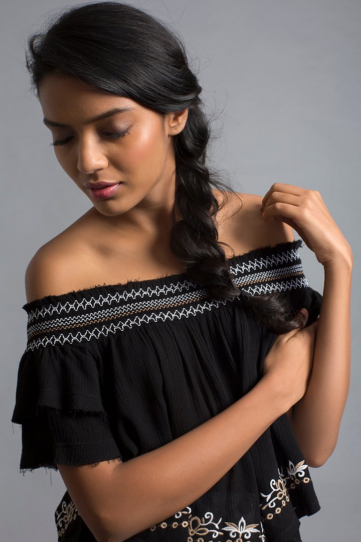 How To Dress For A Pool Party